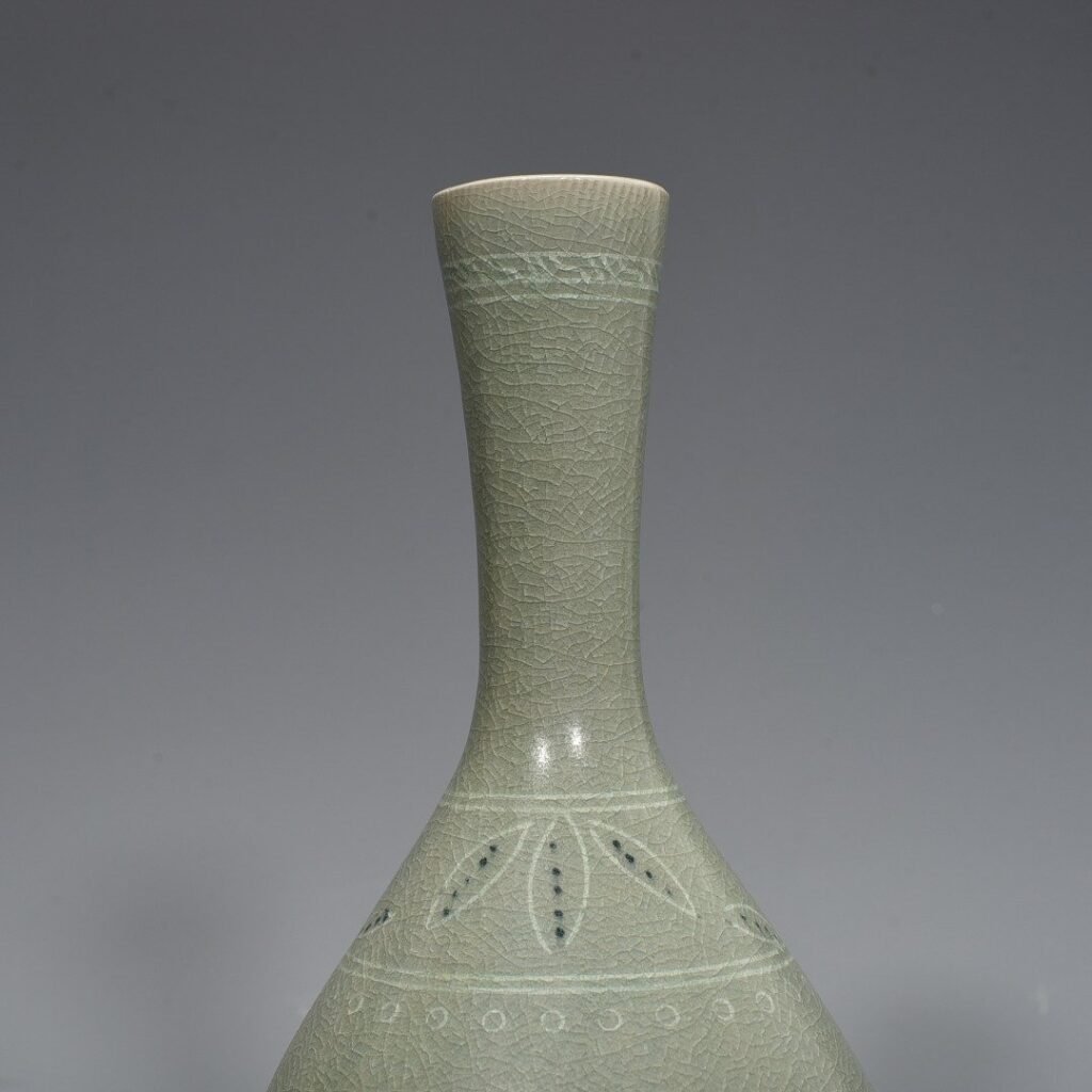 Song Dynasty Goryeo porcelain bile vase inlaid with clouds and cranes