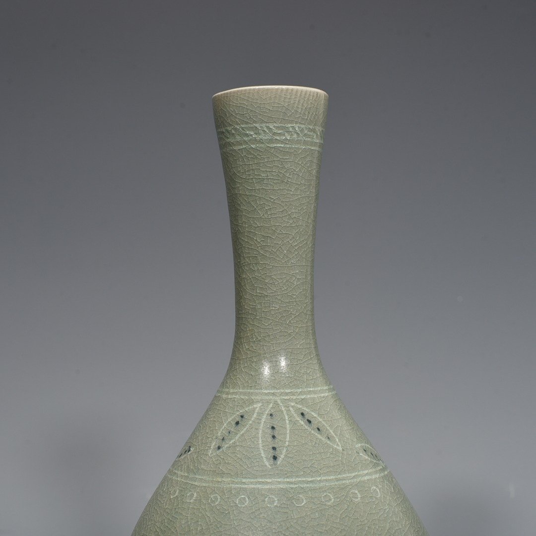 Song Dynasty Goryeo porcelain bile vase inlaid with clouds and cranes