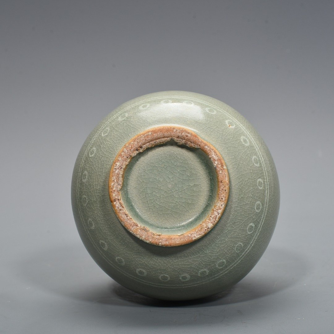 Song Dynasty Goryeo porcelain bile vase inlaid with clouds and cranes