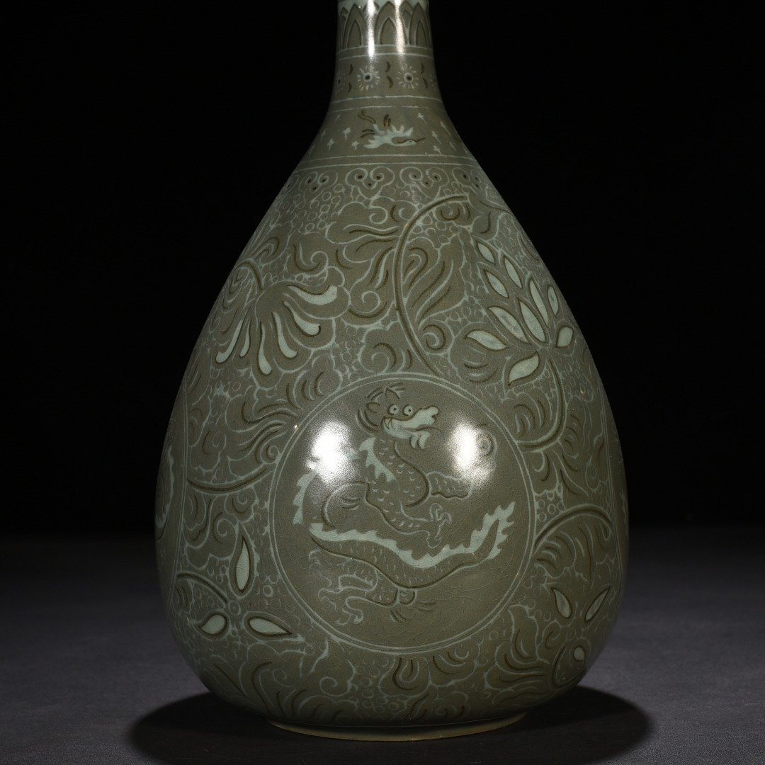 Song Dynasty Goryeo porcelain jade pot and spring vase inlaid with branches and dragon patterns