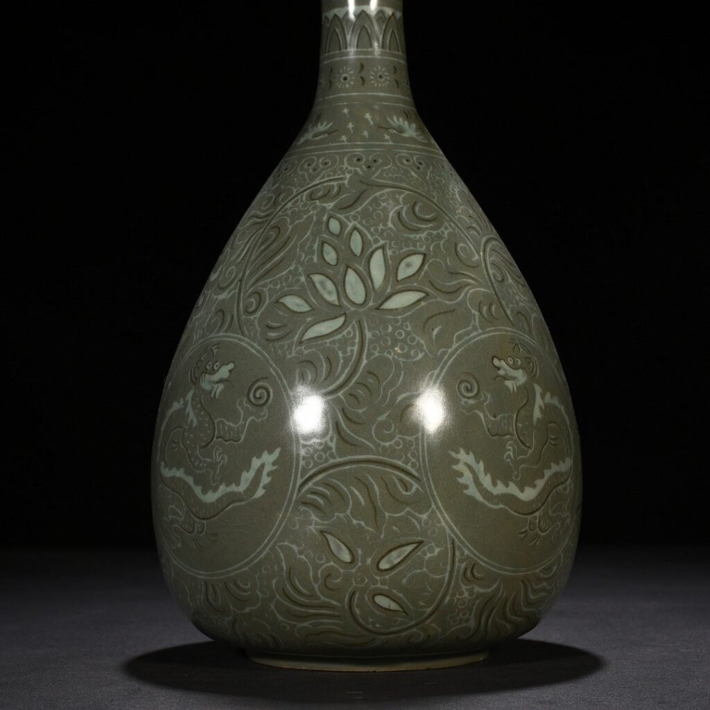 Song Dynasty Goryeo porcelain jade pot and spring vase inlaid with branches and dragon patterns