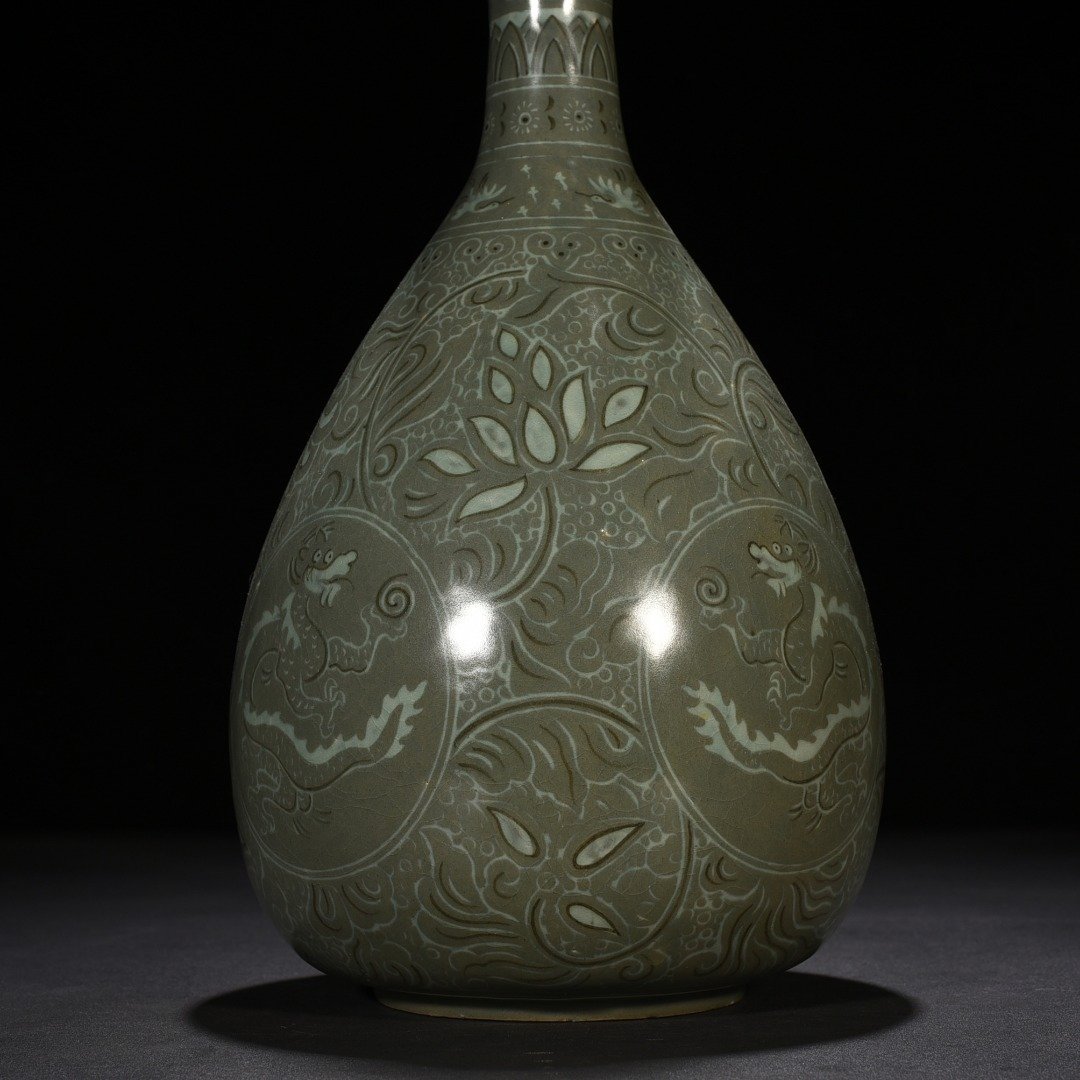 Song Dynasty Goryeo porcelain jade pot and spring vase inlaid with branches and dragon patterns