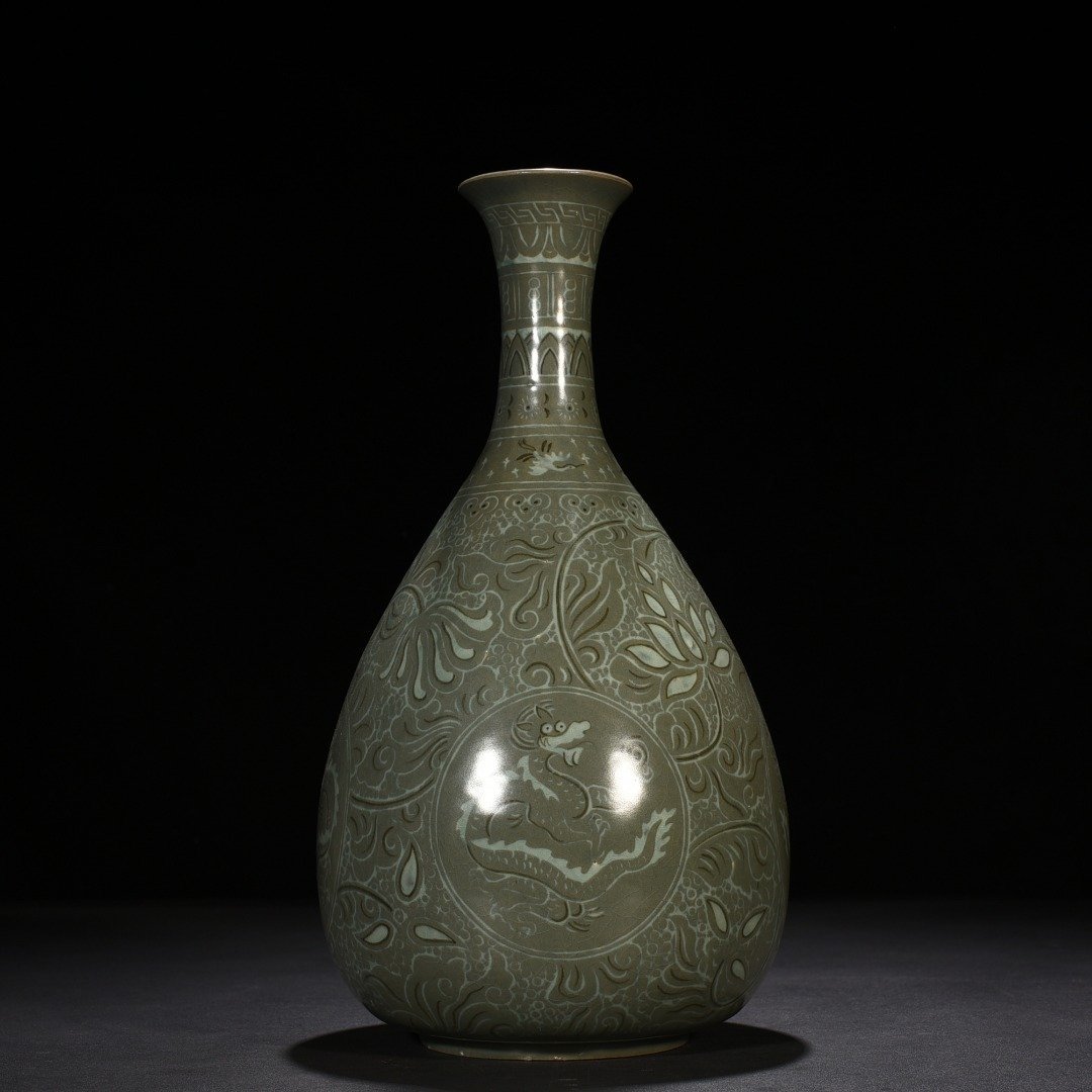 Song Dynasty Goryeo porcelain jade pot and spring vase inlaid with branches and dragon patterns