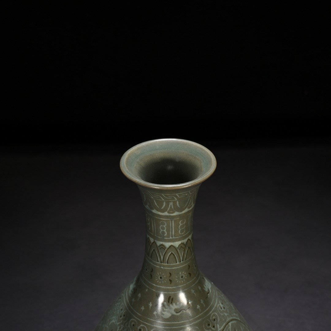 Song Dynasty Goryeo porcelain jade pot and spring vase inlaid with branches and dragon patterns