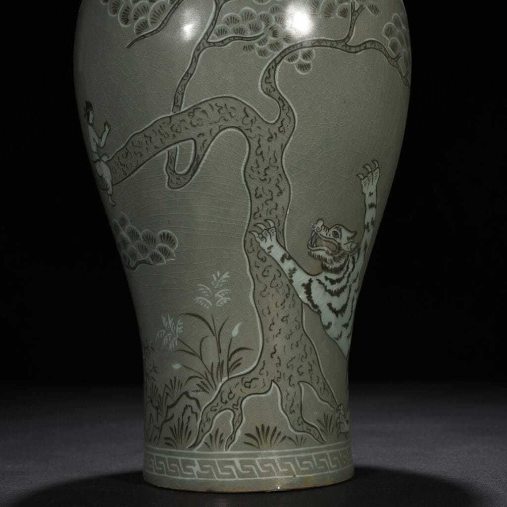 Song Dynasty Gaoli inlaid celadon plum vase with tiger figure pattern