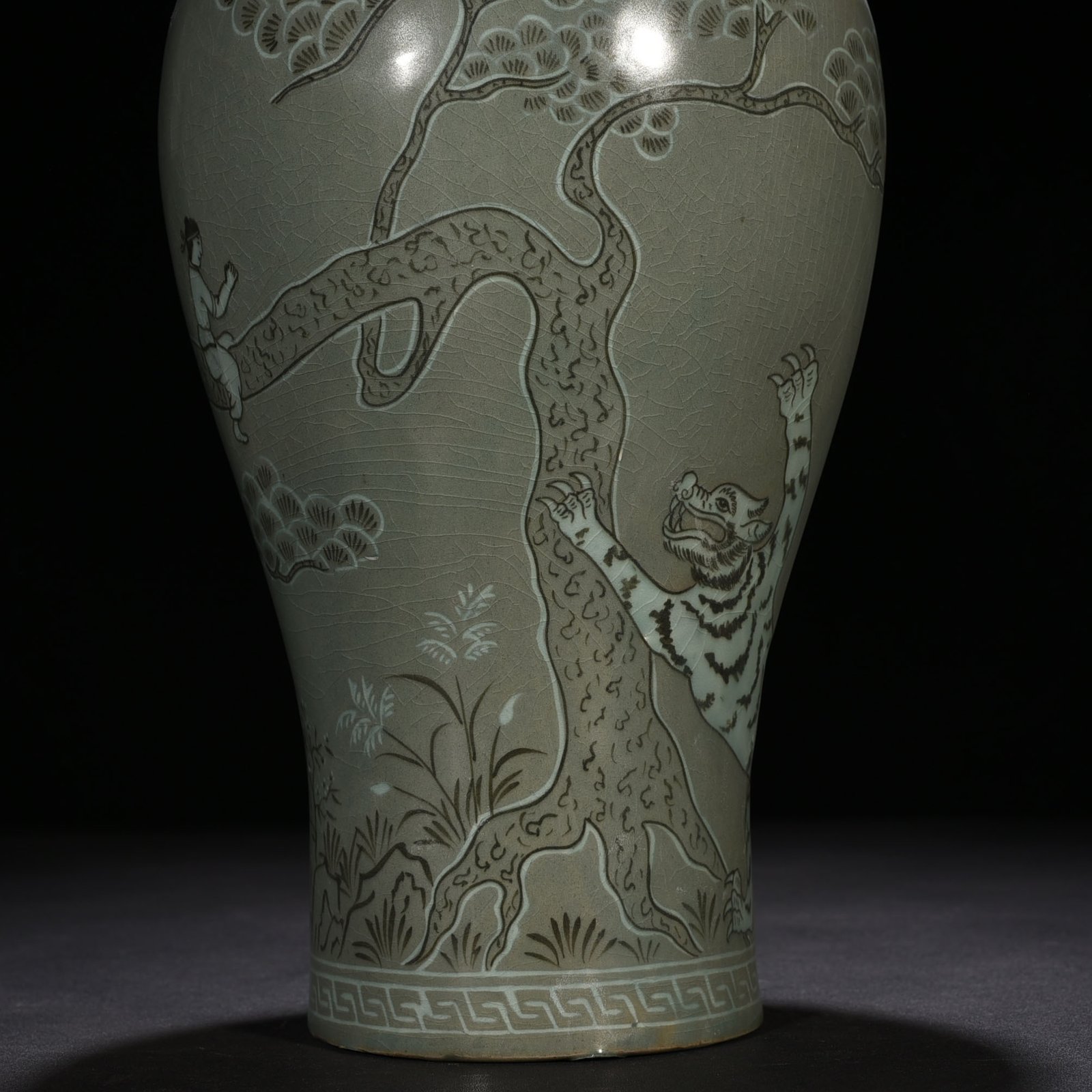 Song Dynasty Gaoli inlaid celadon plum vase with tiger figure pattern