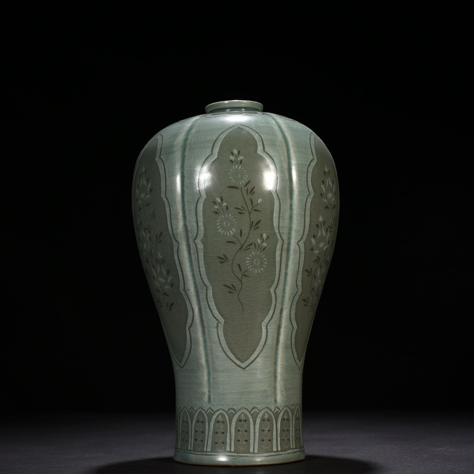Song Dynasty Gaoli inlaid celadon flower pattern melon plum vase