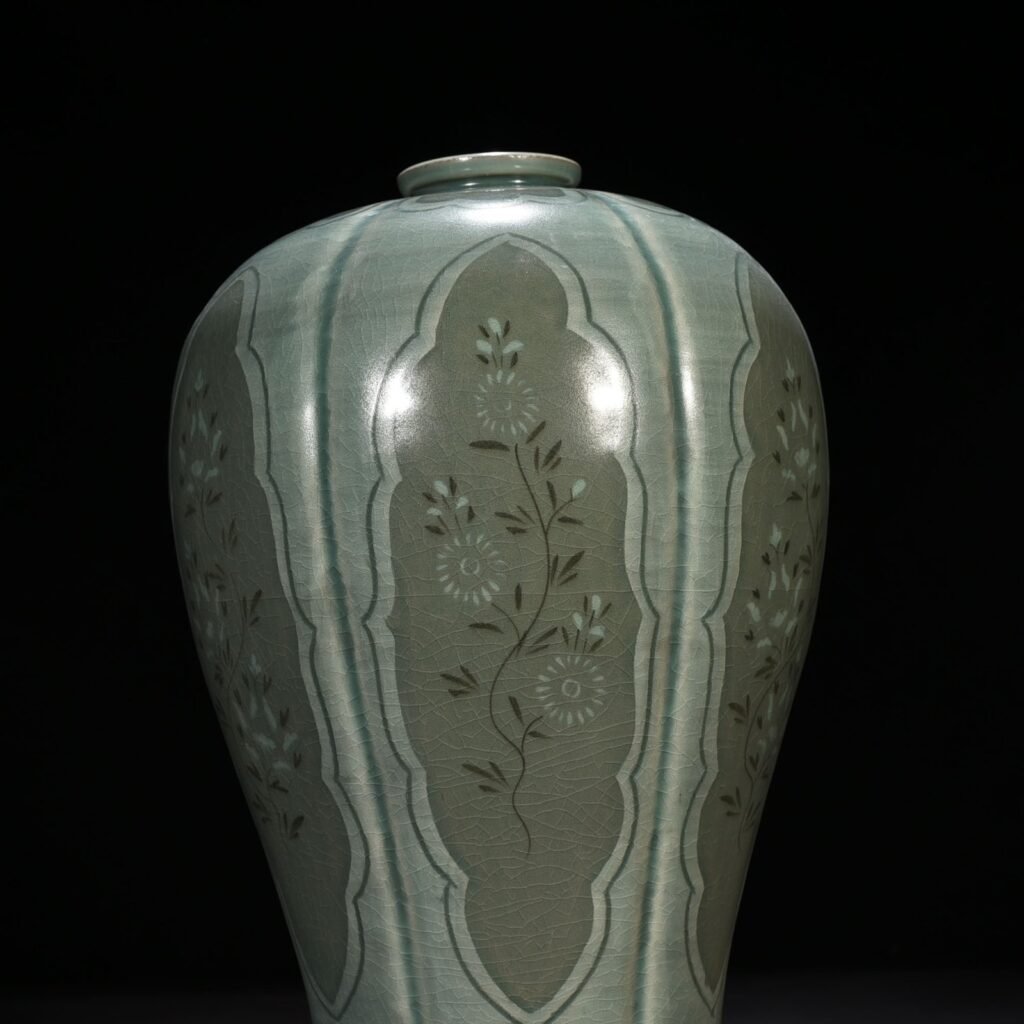 Song Dynasty Gaoli inlaid celadon flower pattern melon plum vase