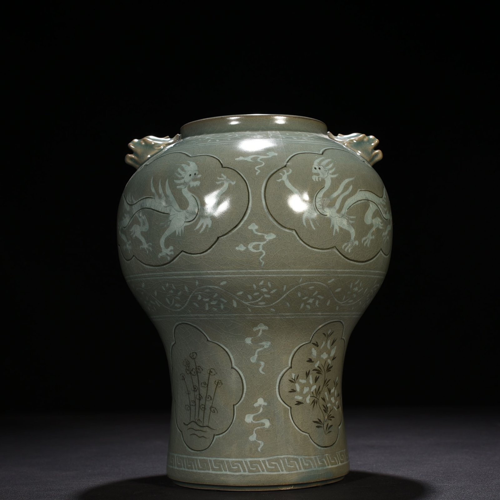 Song Daynsty Gaoli inlaid celadon dragon pattern amphorae
