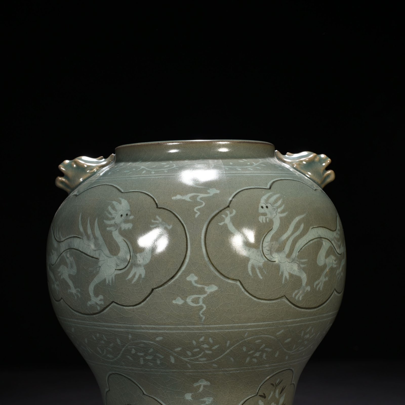 Song Daynsty Gaoli inlaid celadon dragon pattern amphorae