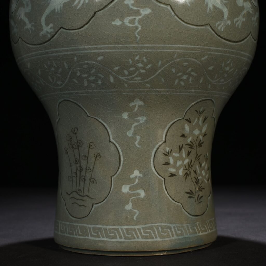 Song Daynsty Gaoli inlaid celadon dragon pattern amphorae