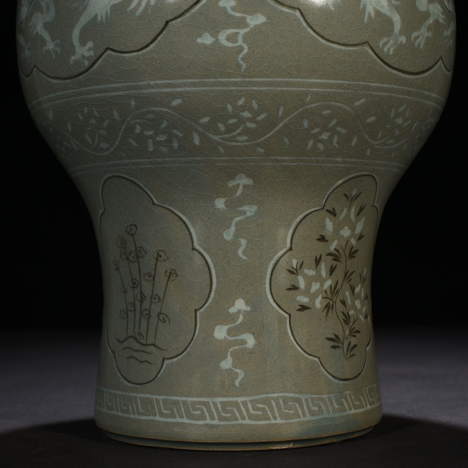Song Daynsty Gaoli inlaid celadon dragon pattern amphorae