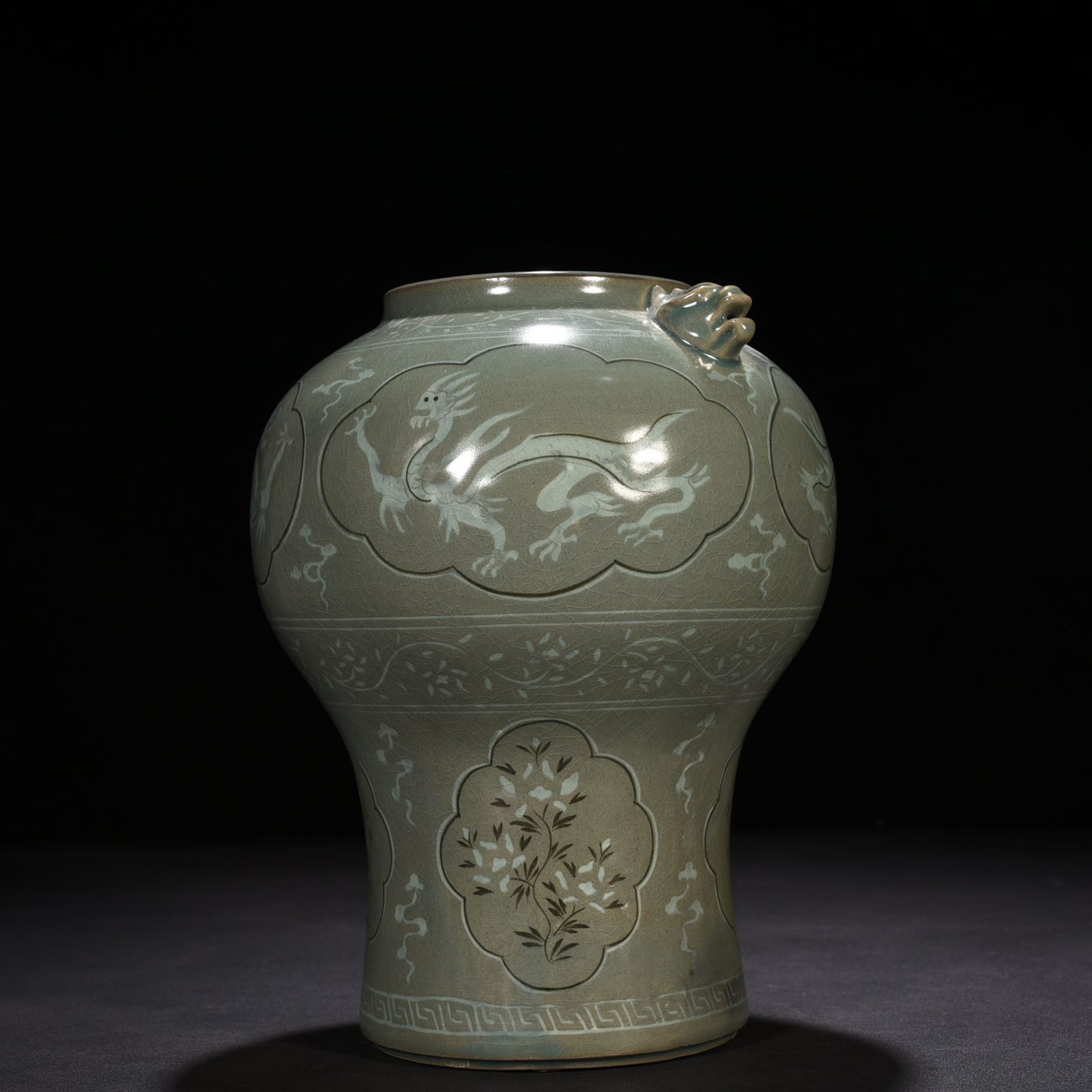 Song Daynsty Gaoli inlaid celadon dragon pattern amphorae