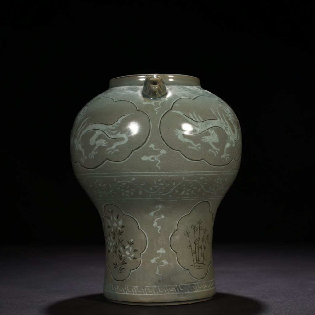 Song Daynsty Gaoli inlaid celadon dragon pattern amphorae