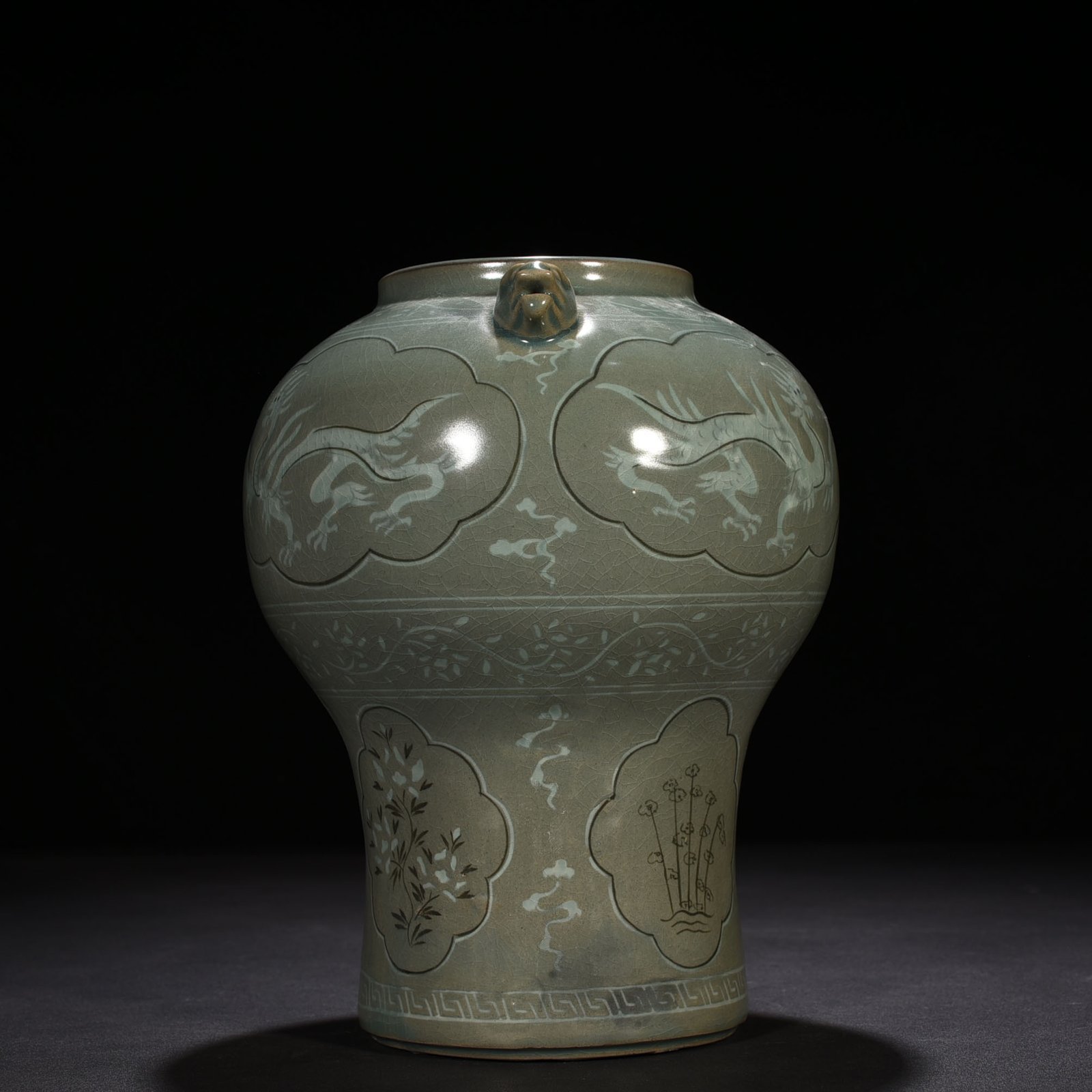 Song Daynsty Gaoli inlaid celadon dragon pattern amphorae