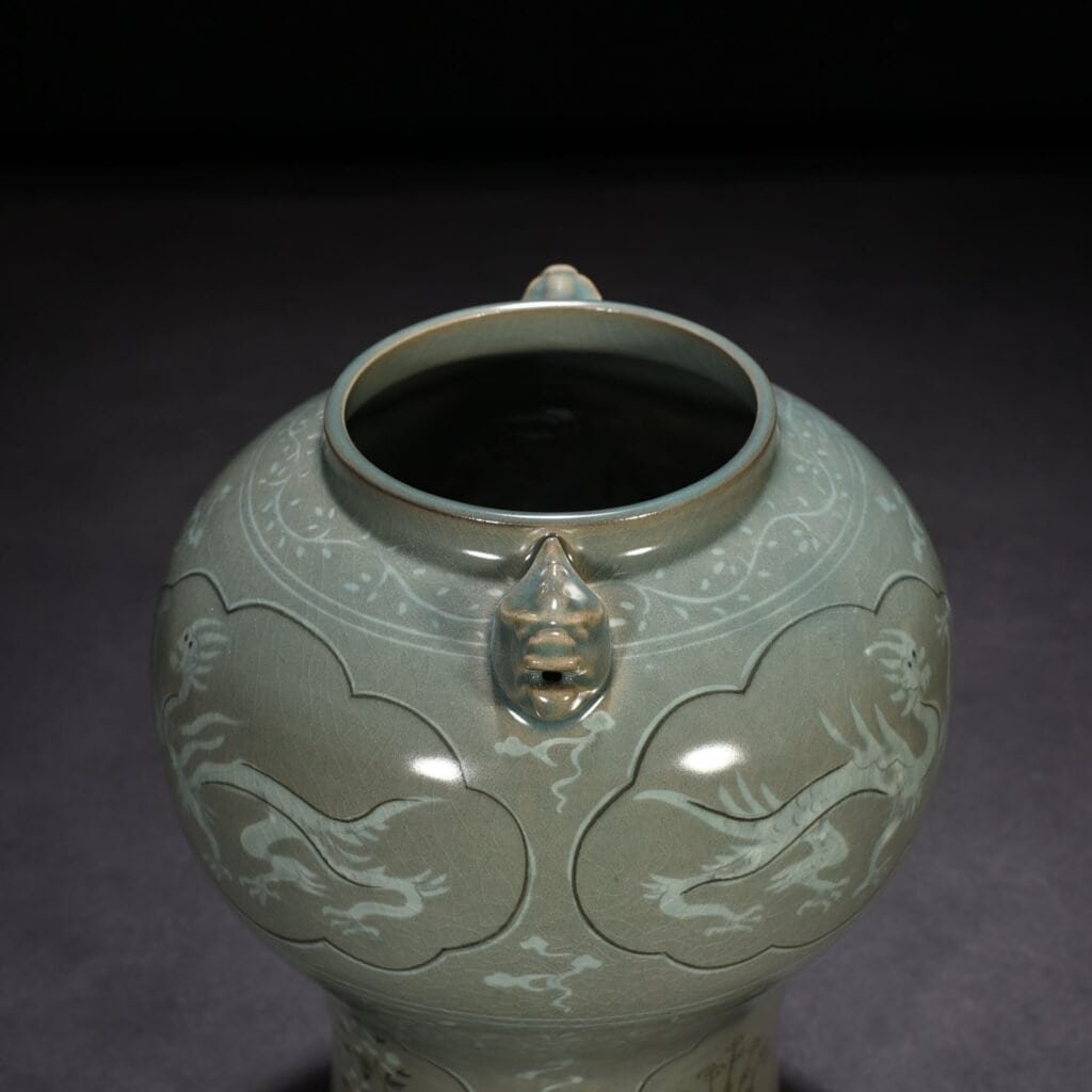 Song Daynsty Gaoli inlaid celadon dragon pattern amphorae