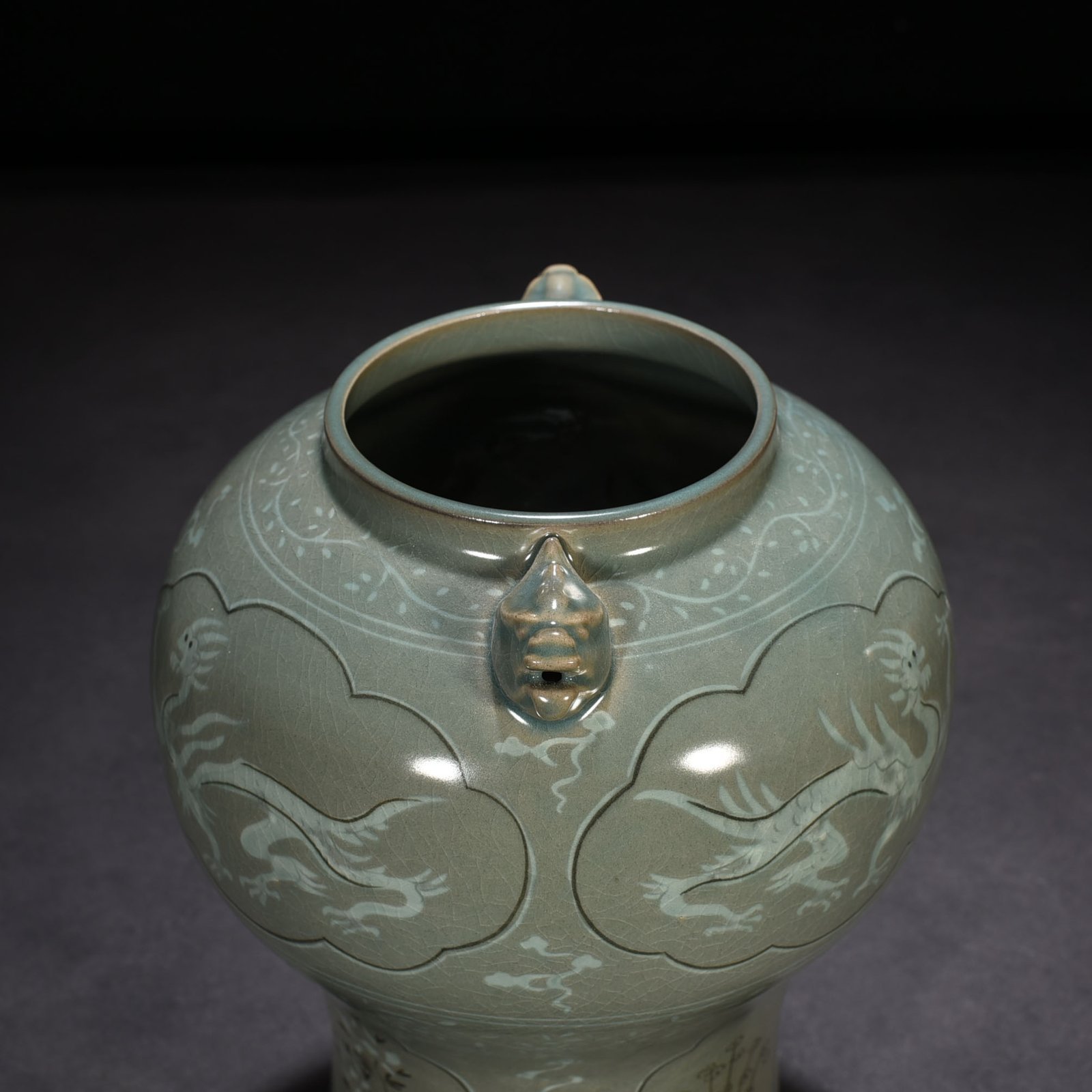 Song Daynsty Gaoli inlaid celadon dragon pattern amphorae