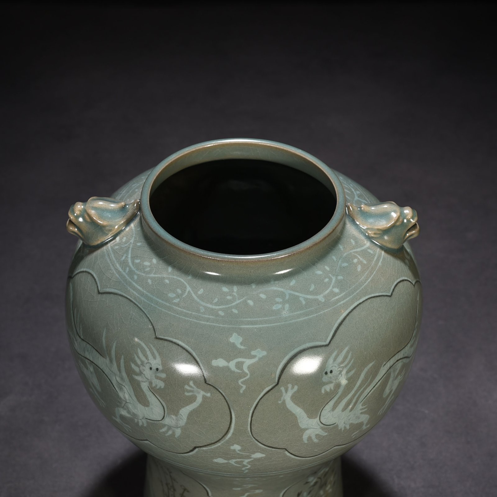 Song Daynsty Gaoli inlaid celadon dragon pattern amphorae