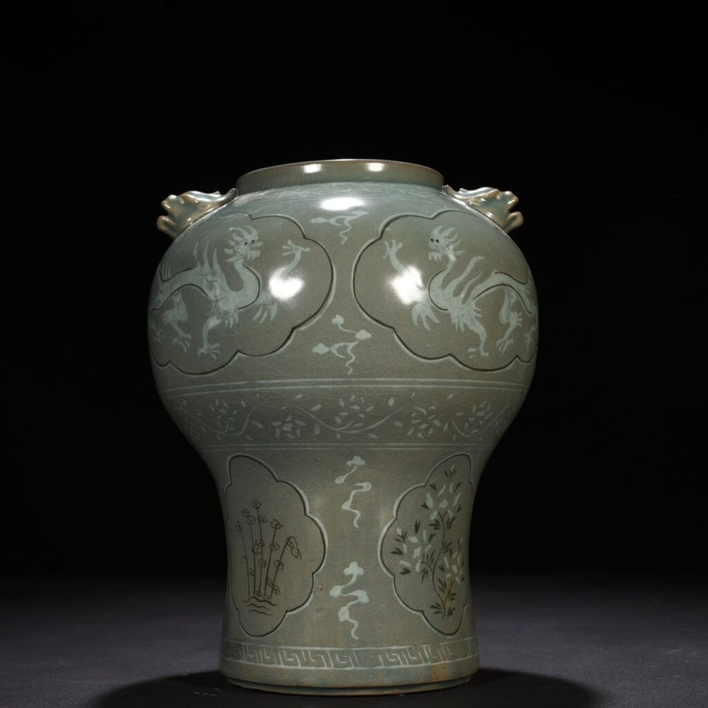 Song Daynsty Gaoli inlaid celadon dragon pattern amphorae