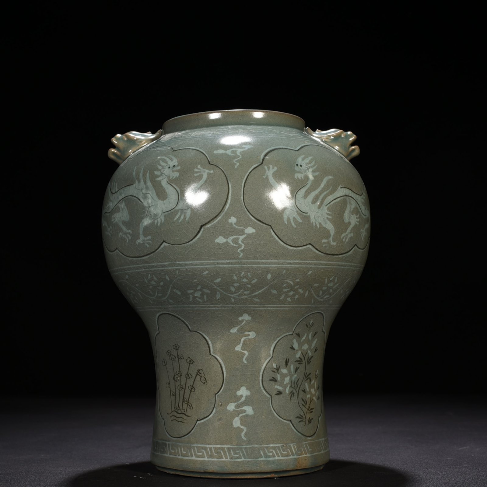 Song Daynsty Gaoli inlaid celadon dragon pattern amphorae