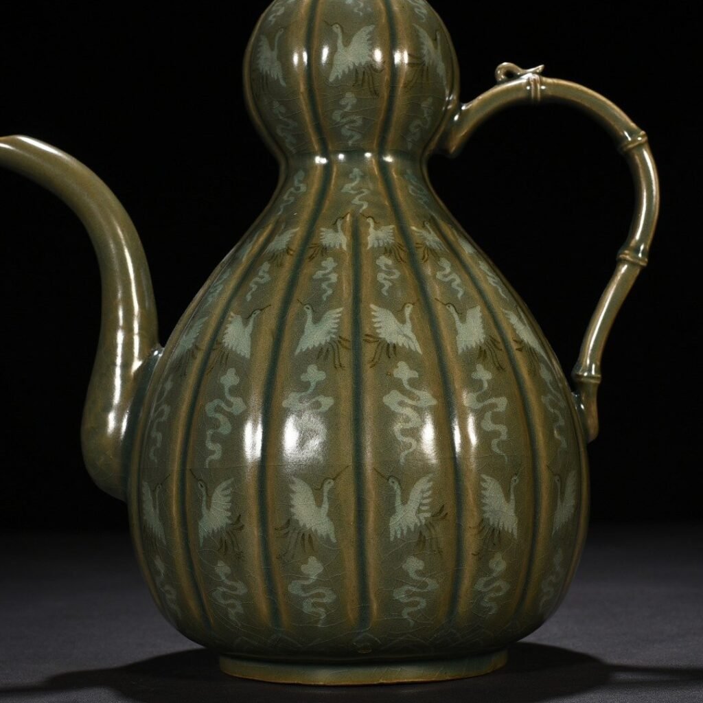 Song Dynasty Goryeo celadon inlaid gourd-shaped ewer with cloud and crane pattern