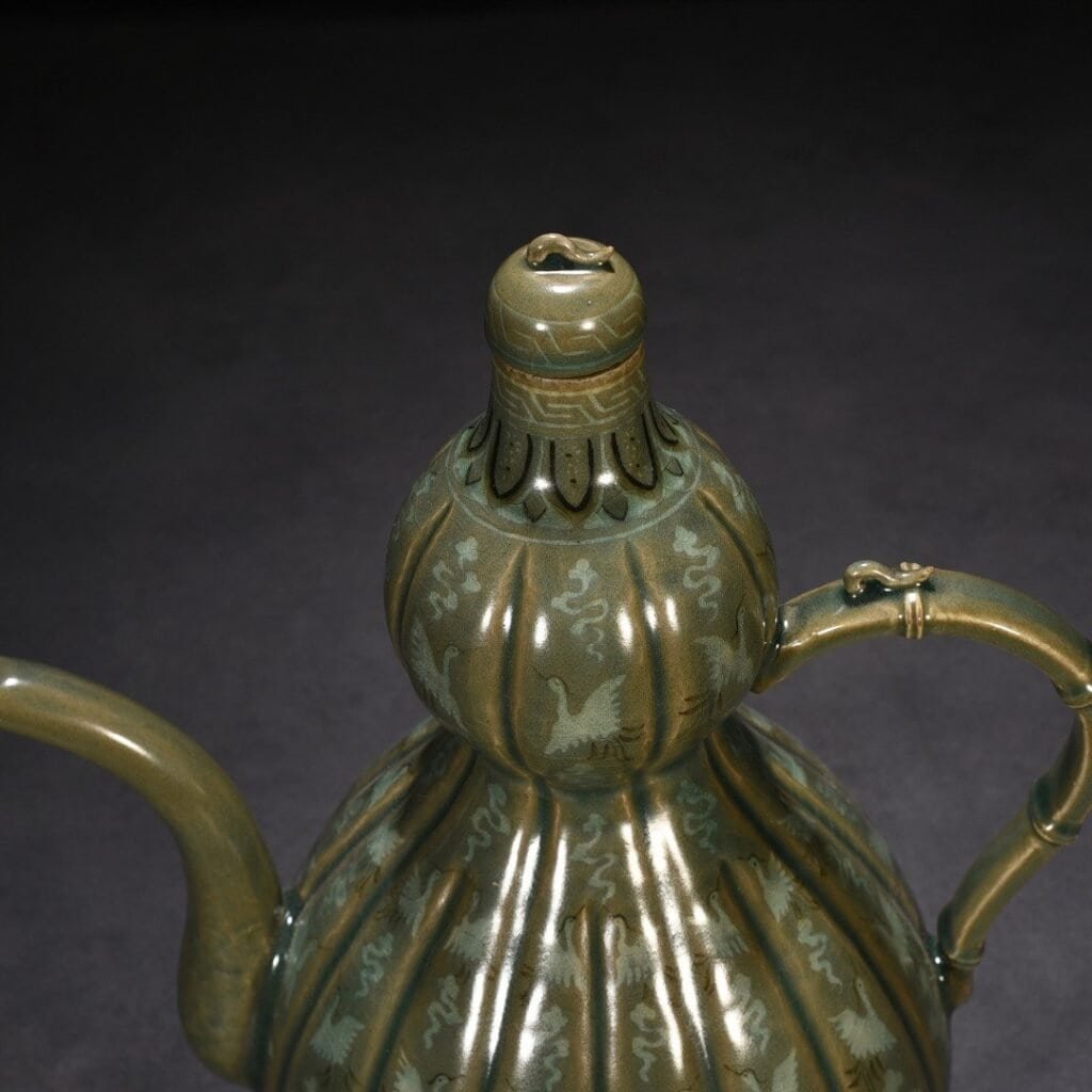 Song Dynasty Goryeo celadon inlaid gourd-shaped ewer with cloud and crane pattern