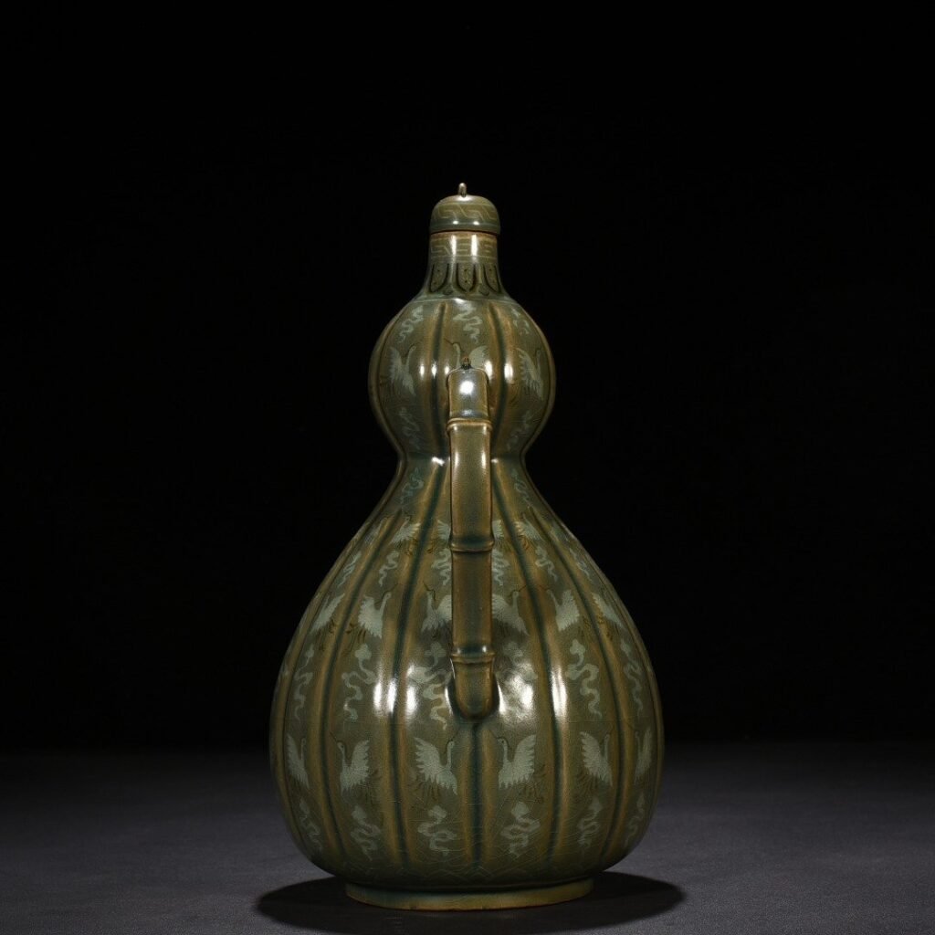 Song Dynasty Goryeo celadon inlaid gourd-shaped ewer with cloud and crane pattern