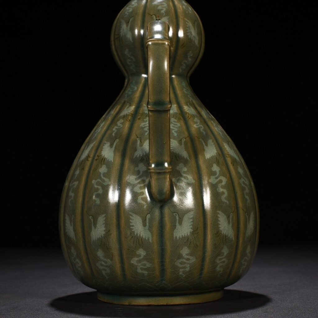 Song Dynasty Goryeo celadon inlaid gourd-shaped ewer with cloud and crane pattern