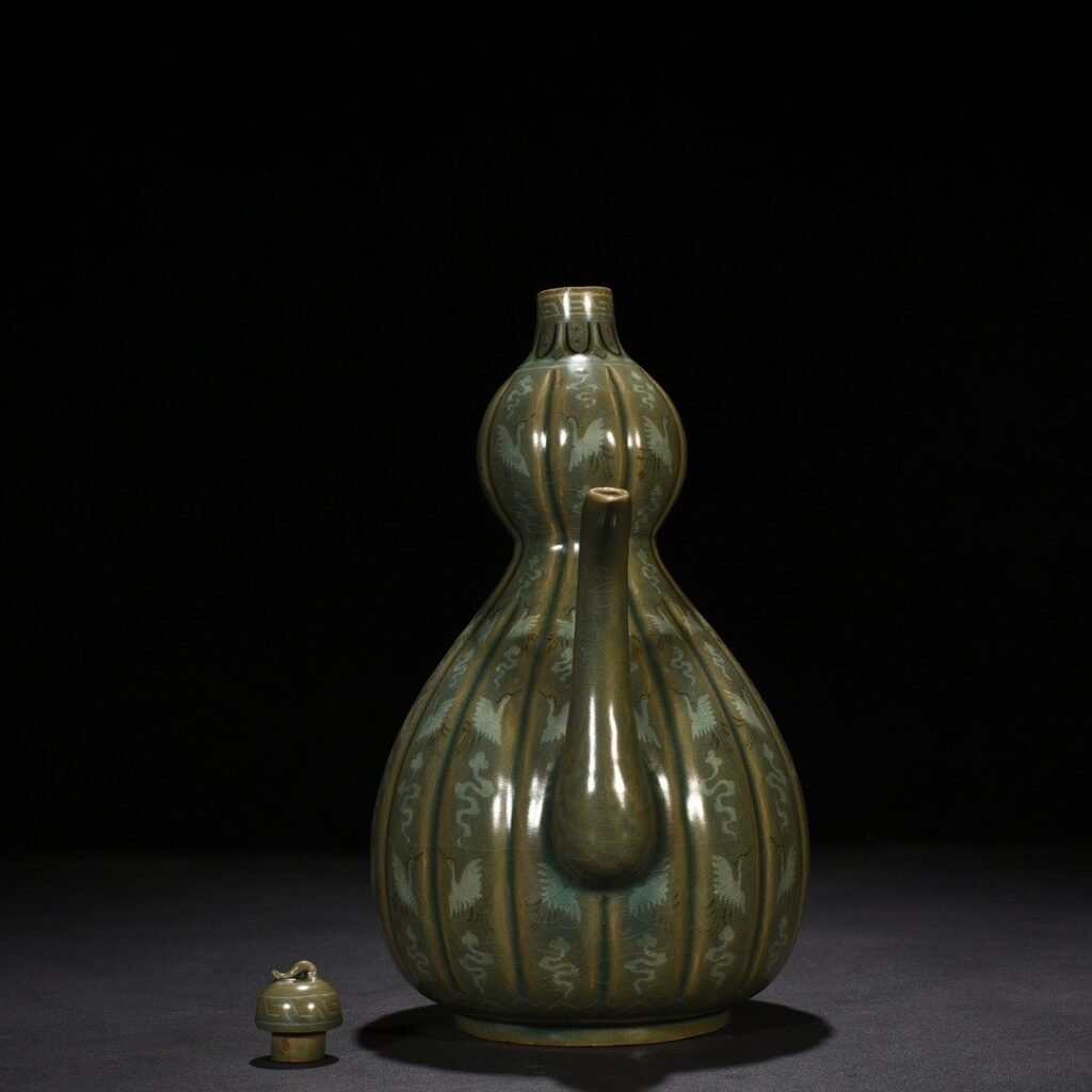 Song Dynasty Goryeo celadon inlaid gourd-shaped ewer with cloud and crane pattern