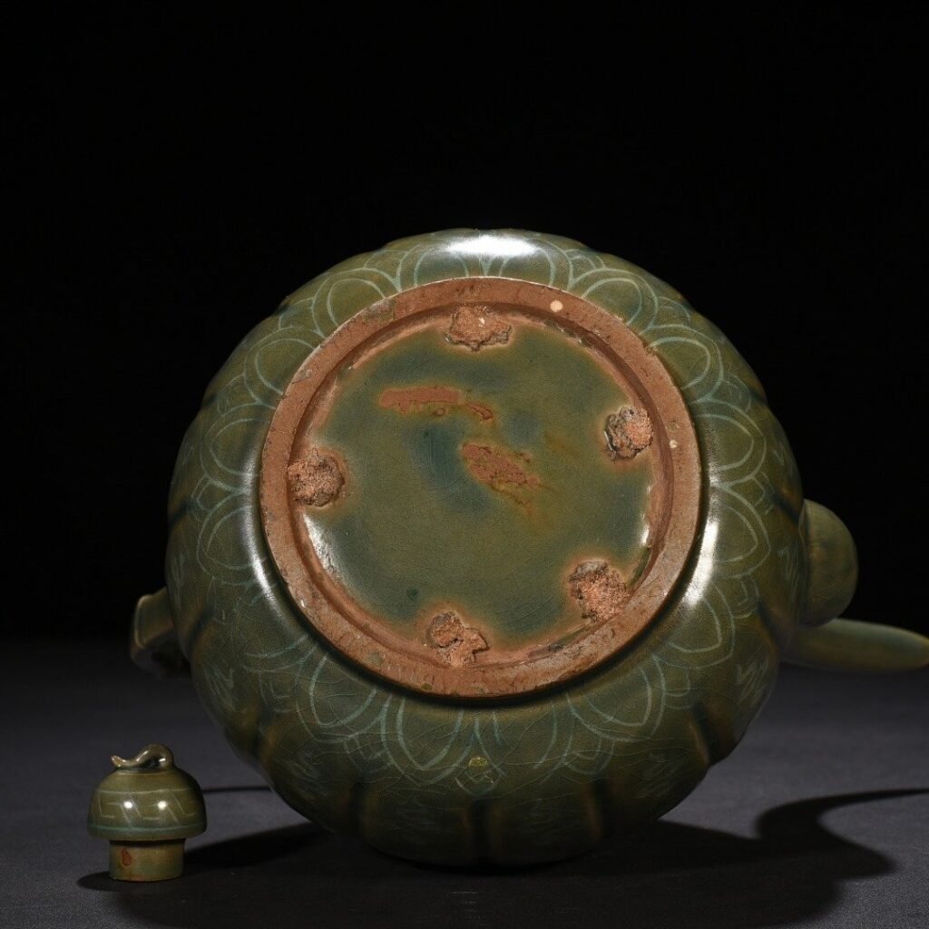 Song Dynasty Goryeo celadon inlaid gourd-shaped ewer with cloud and crane pattern