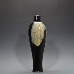 Song Dynasty Lushan kiln flower-glazed plum vase with lid