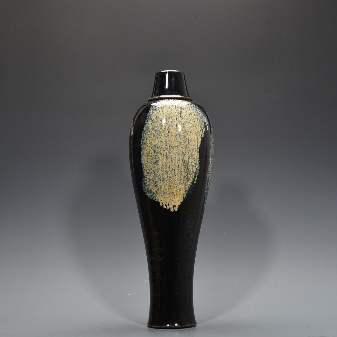Song Dynasty Lushan kiln flower-glazed plum vase with lid