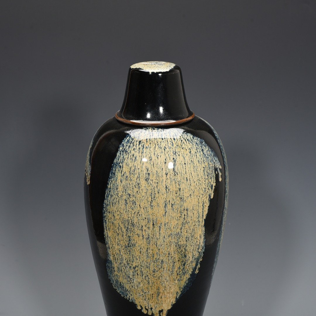 Song Dynasty Lushan kiln flower-glazed plum vase with lid