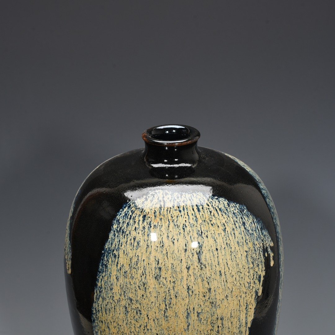 Song Dynasty Lushan kiln flower-glazed plum vase with lid