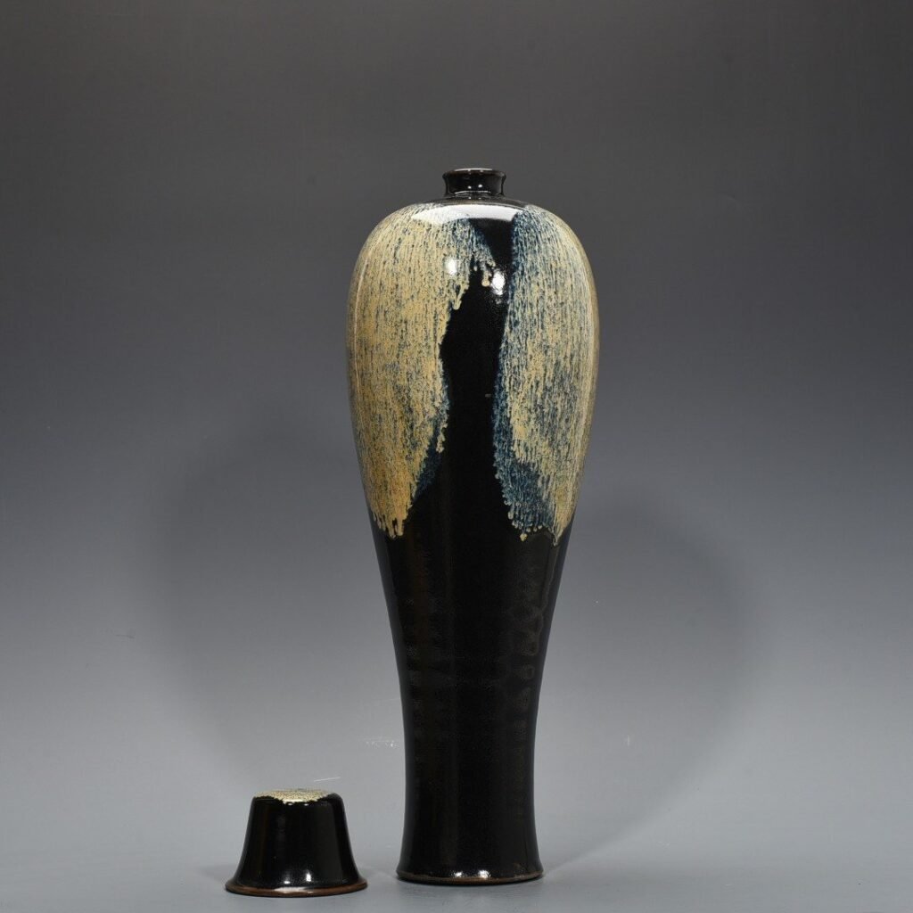 Song Dynasty Lushan kiln flower-glazed plum vase with lid