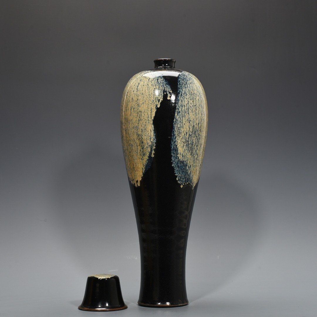 Song Dynasty Lushan kiln flower-glazed plum vase with lid