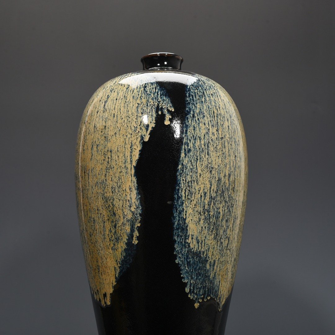 Song Dynasty Lushan kiln flower-glazed plum vase with lid