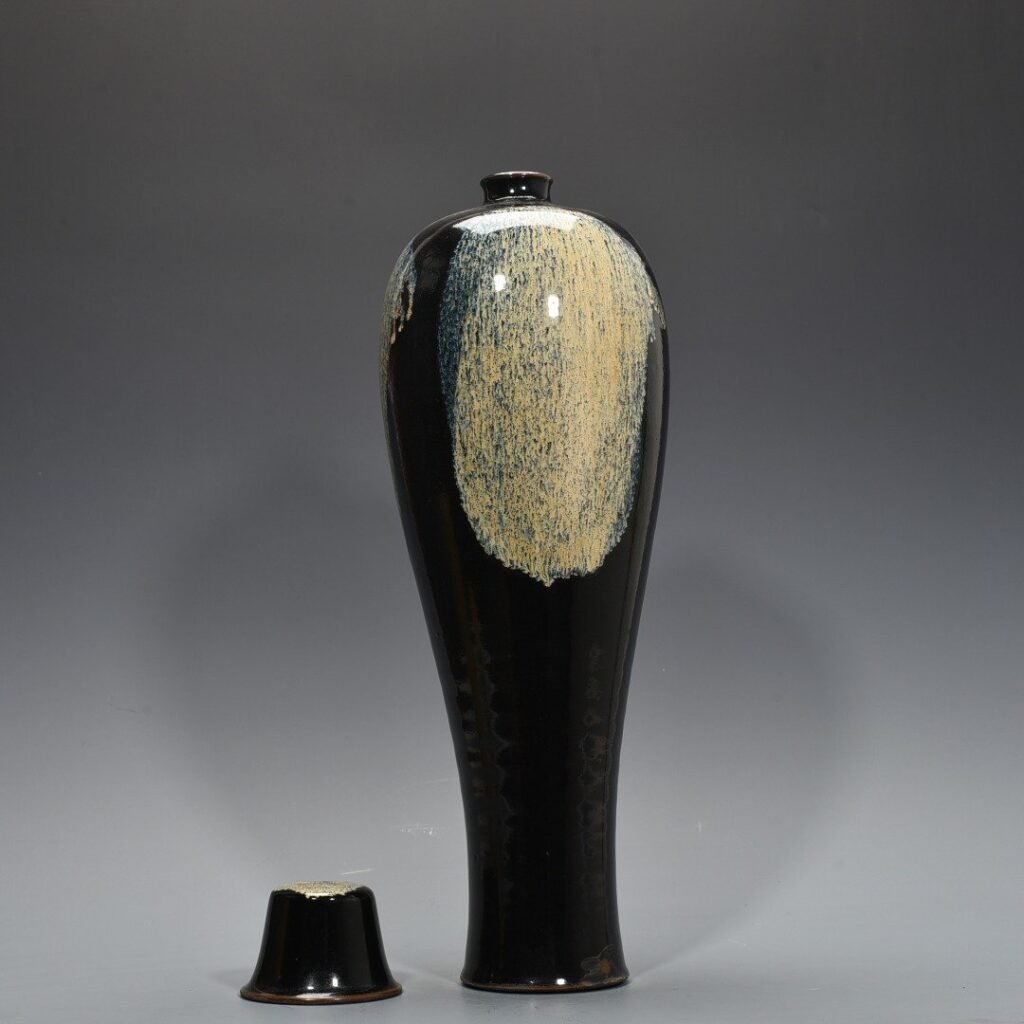 Song Dynasty Lushan kiln flower-glazed plum vase with lid