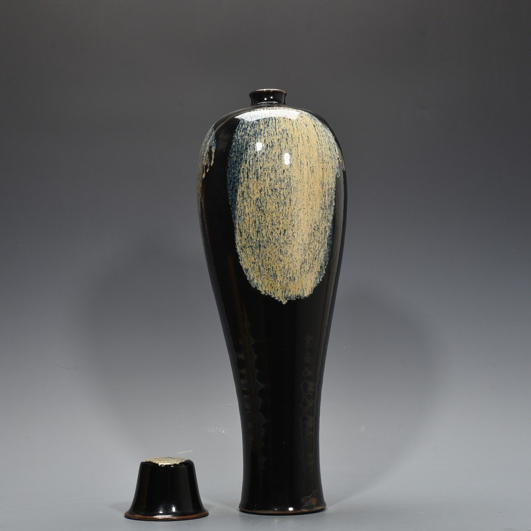Song Dynasty Lushan kiln flower-glazed plum vase with lid