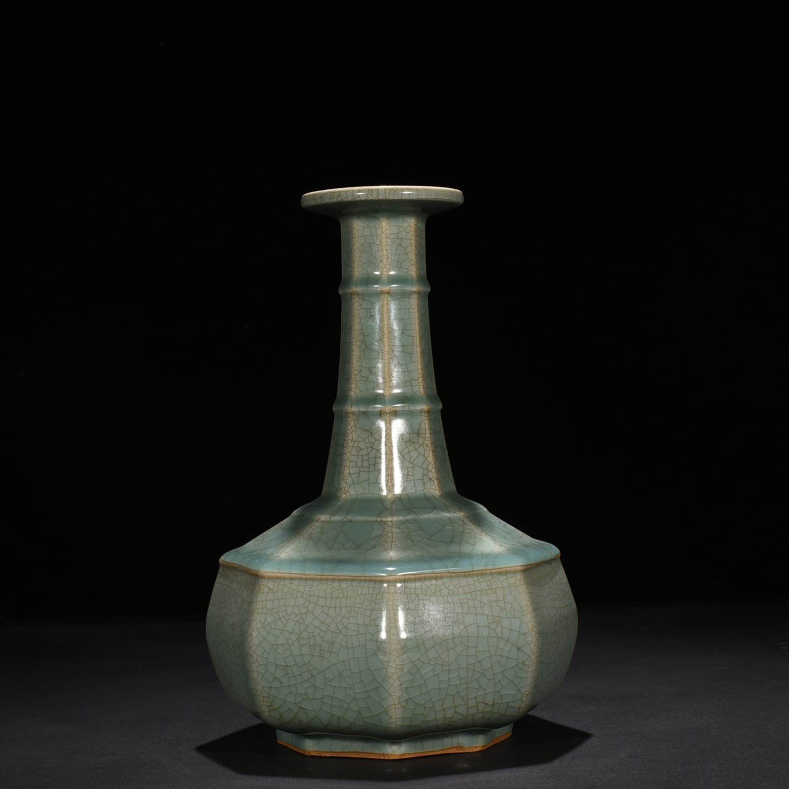 Song Dynasty Longquan official kiln eight-way plate mouth vase