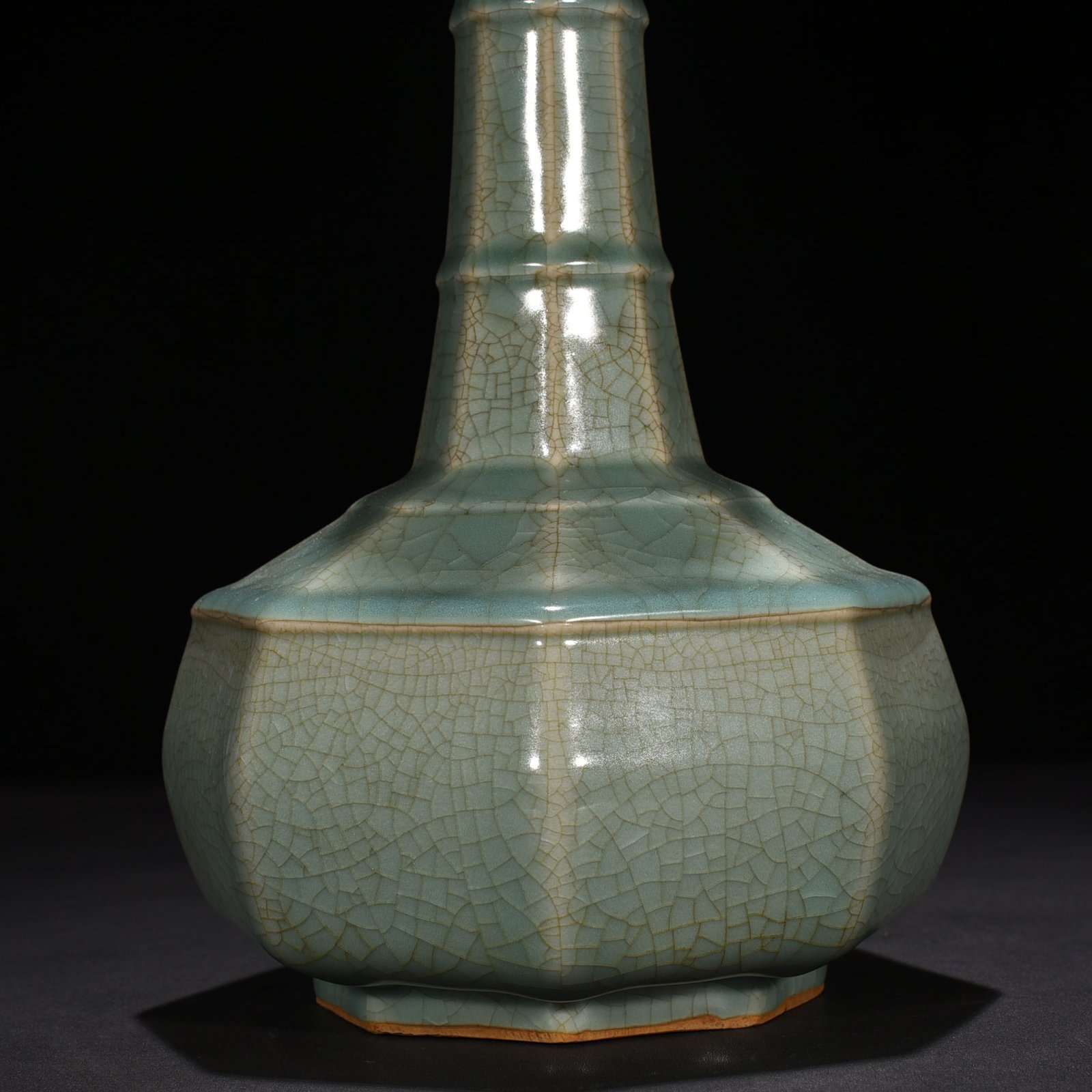 Song Dynasty Longquan official kiln eight-way plate mouth vase