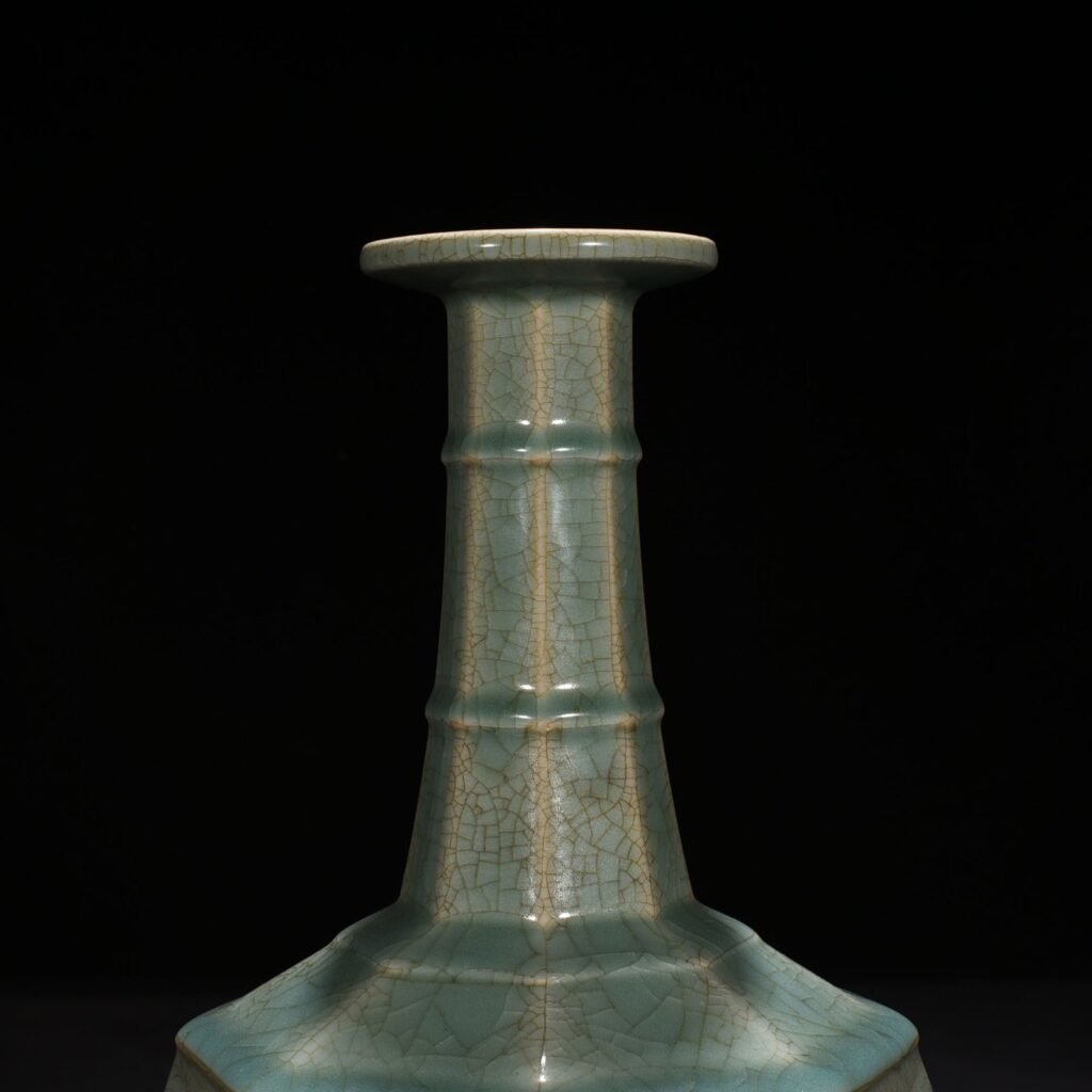 Song Dynasty Longquan official kiln eight-way plate mouth vase