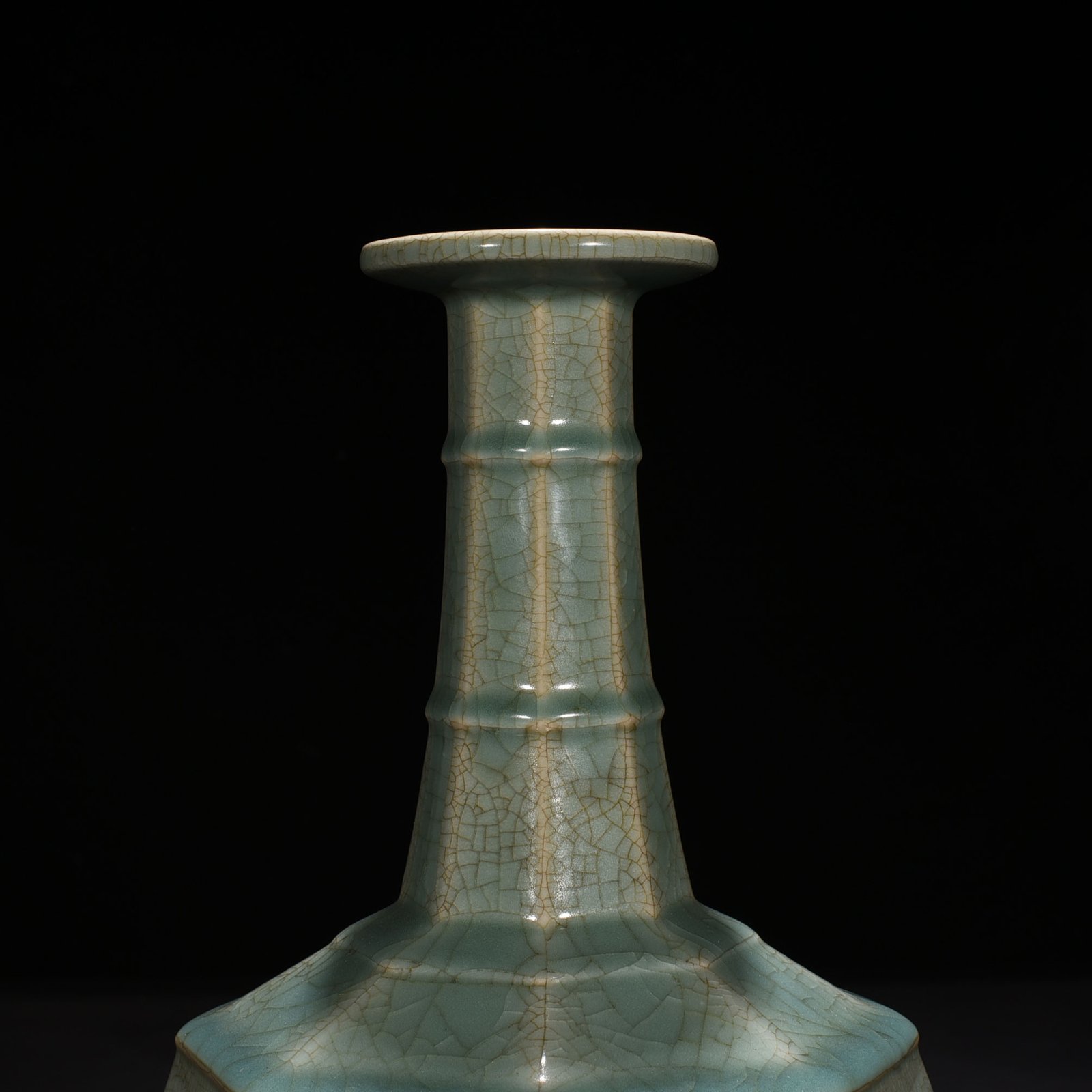 Song Dynasty Longquan official kiln eight-way plate mouth vase