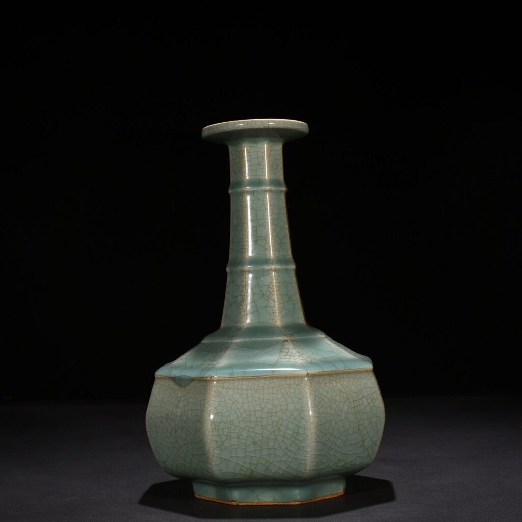 Song Dynasty Longquan official kiln eight-way plate mouth vase