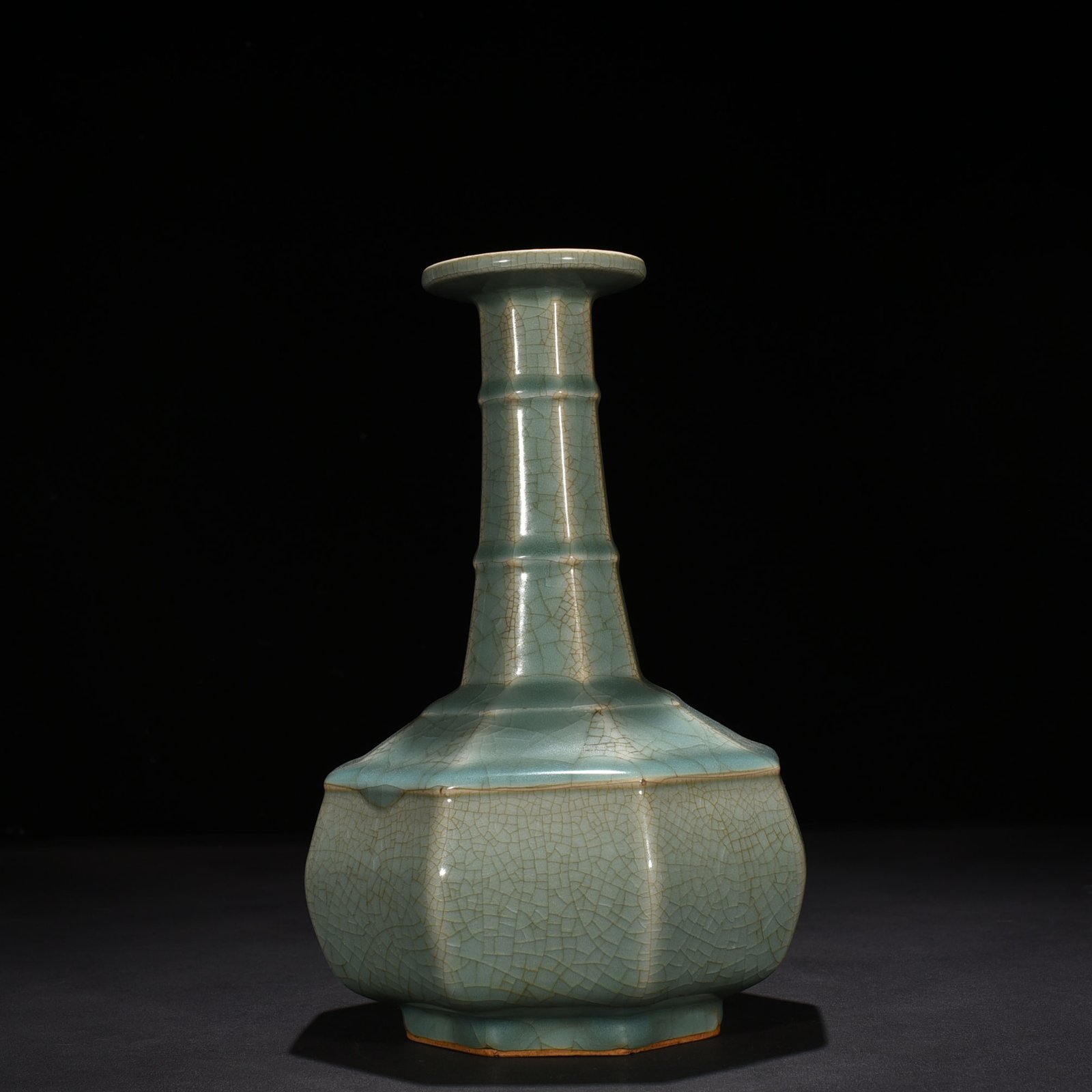Song Dynasty Longquan official kiln eight-way plate mouth vase
