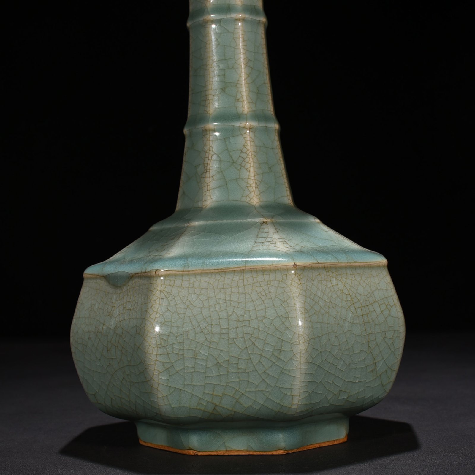 Song Dynasty Longquan official kiln eight-way plate mouth vase