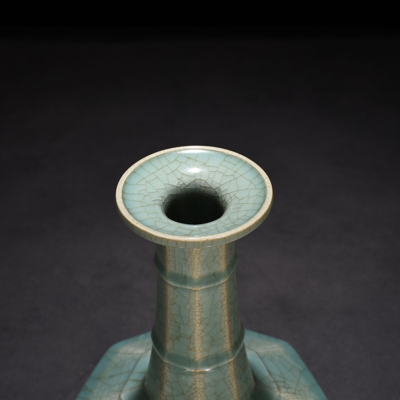 Song Dynasty Longquan official kiln eight-way plate mouth vase