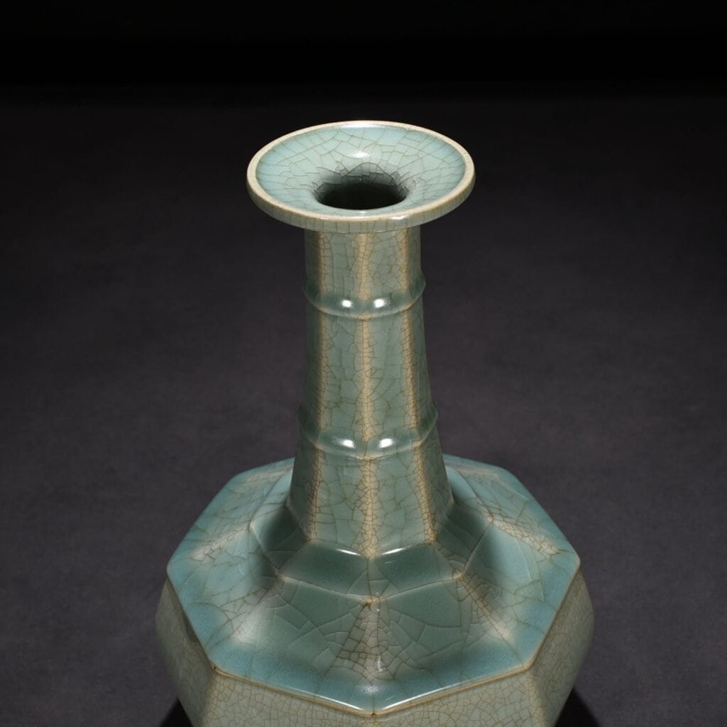 Song Dynasty Longquan official kiln eight-way plate mouth vase