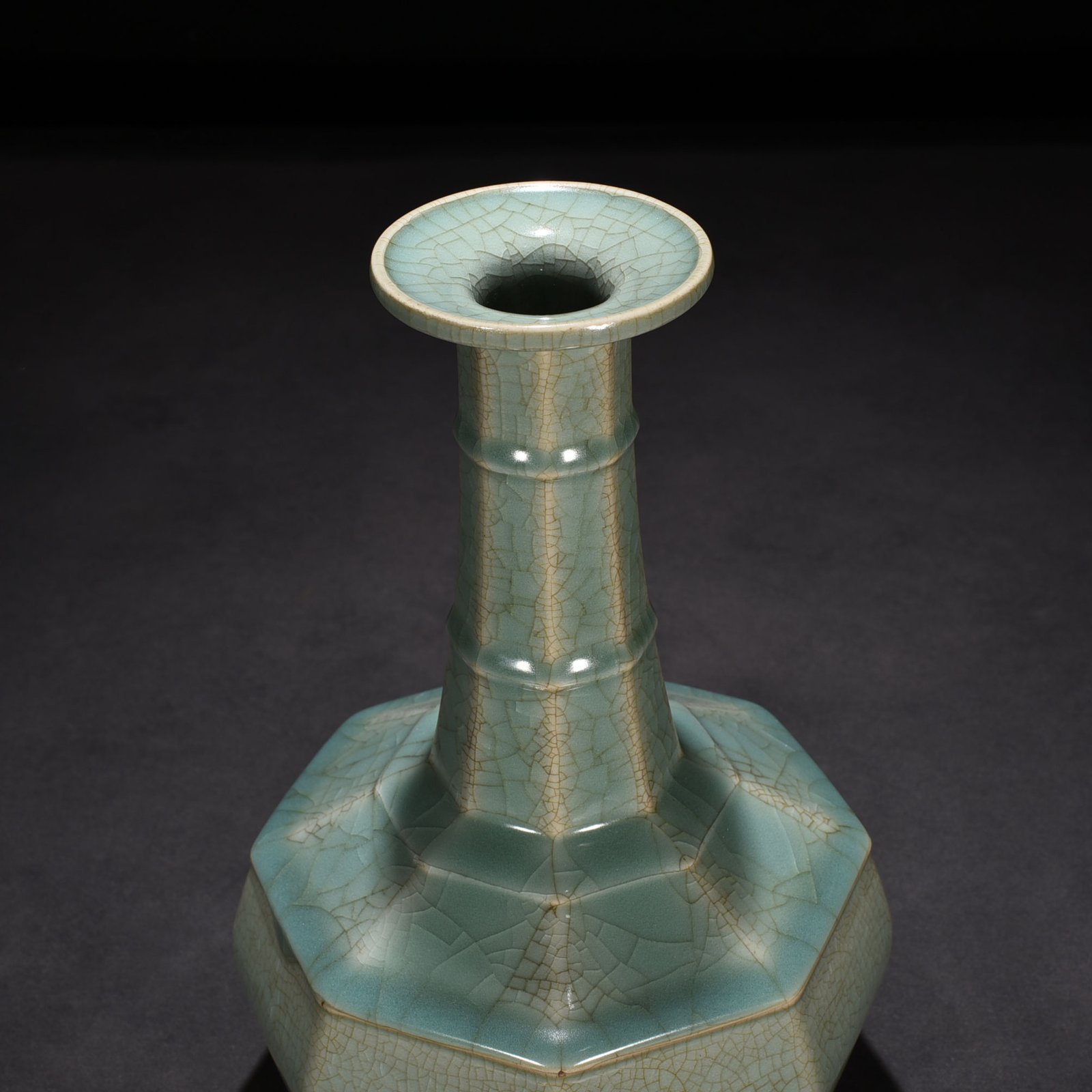 Song Dynasty Longquan official kiln eight-way plate mouth vase