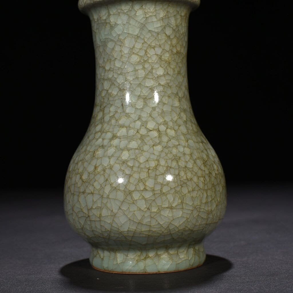 Song Dynasty Longquan official kiln ice cracked plate mouth bottle